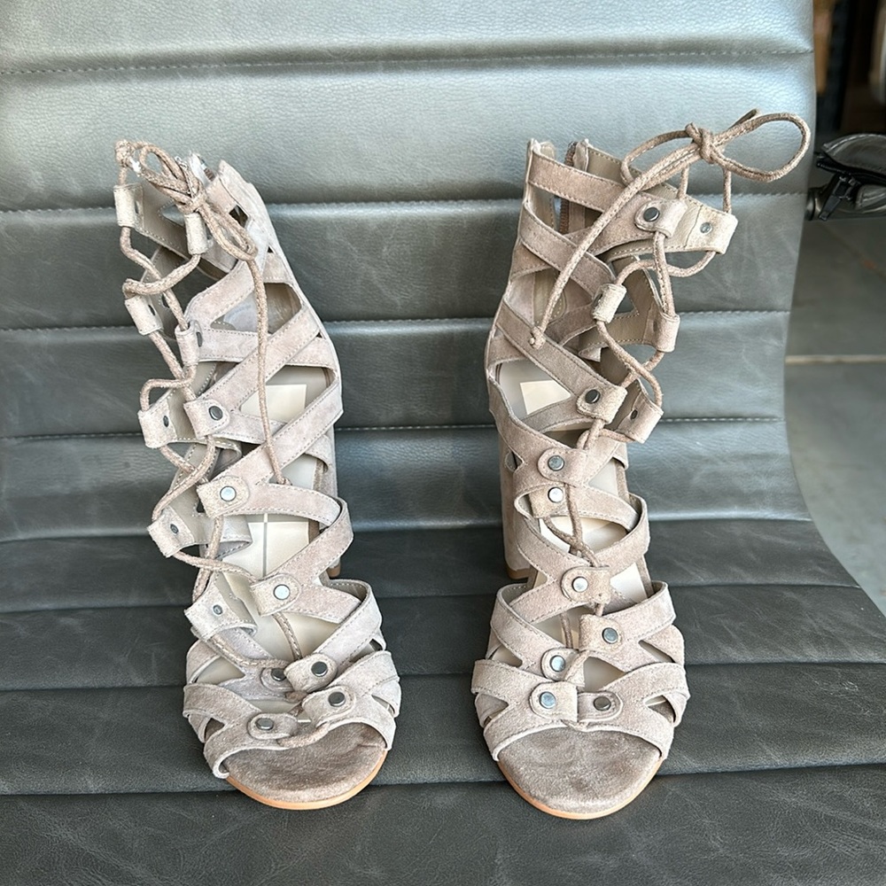Dolce Vita very cute heals